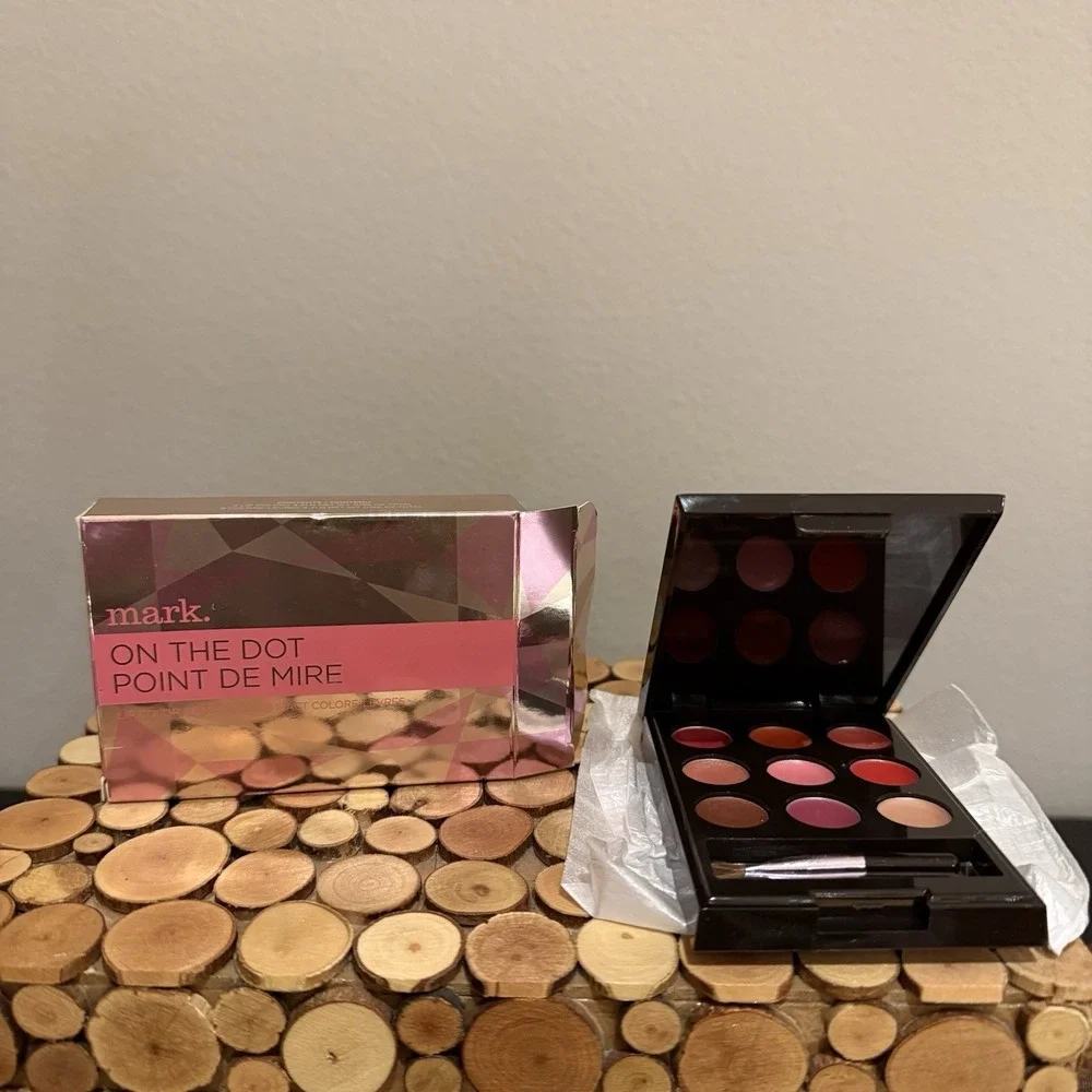MARK ON THE DOT LIP COLOR COMPACT CONTENTS MULTIPLE KISSES 9 LIP COLORS
